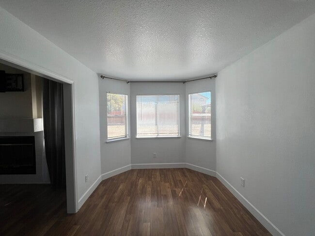 Building Photo - Gorgeous 3 Bed 2.5 Bath