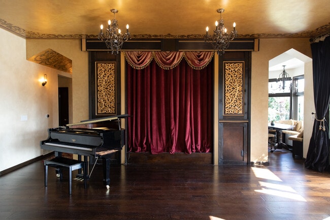 Great Room - 2525 Carman Crest Dr