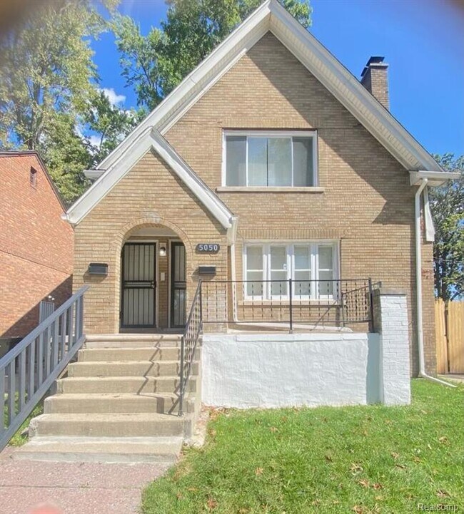 Building Photo - 5050 3 Mile Dr