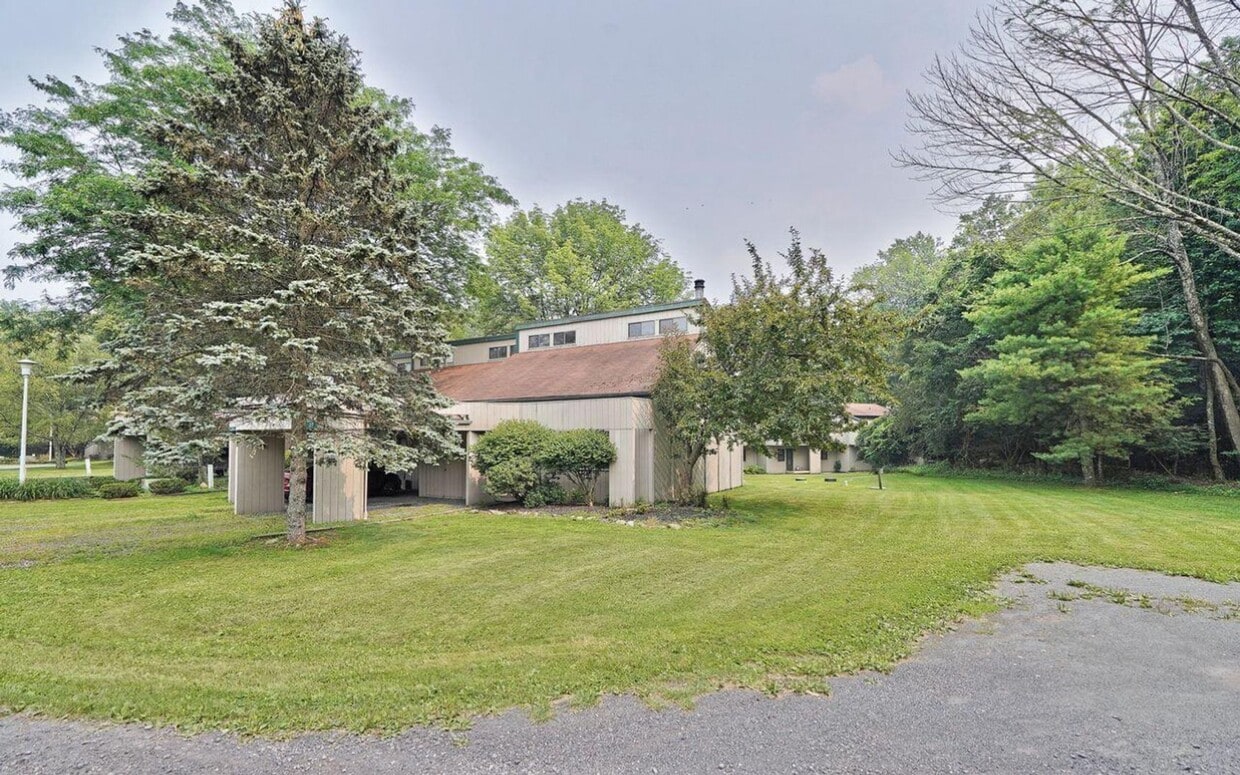 Foto principal - Perfect 3 bedroom Townhome Fantastic Location