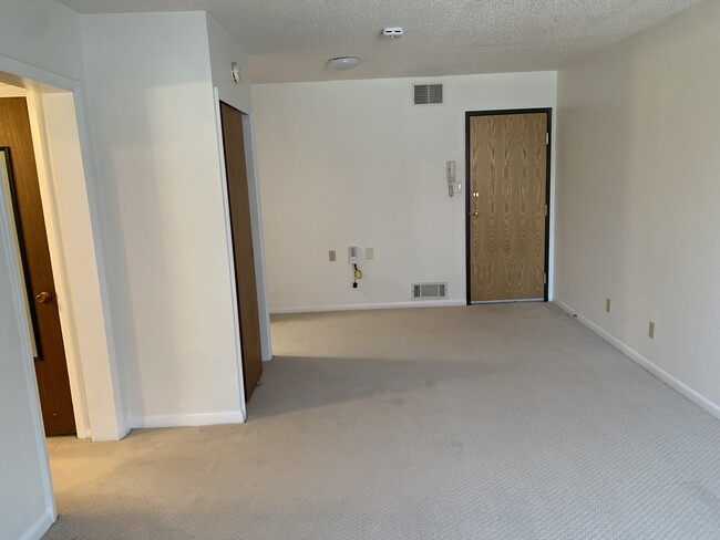 Building Photo - Courthouse View Apartments