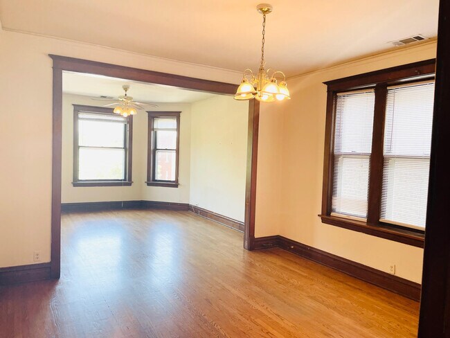 Building Photo - 1133 W Wellington Ave