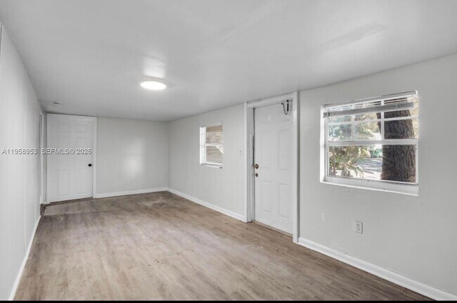 Foto del edificio - 914 NW 80th St