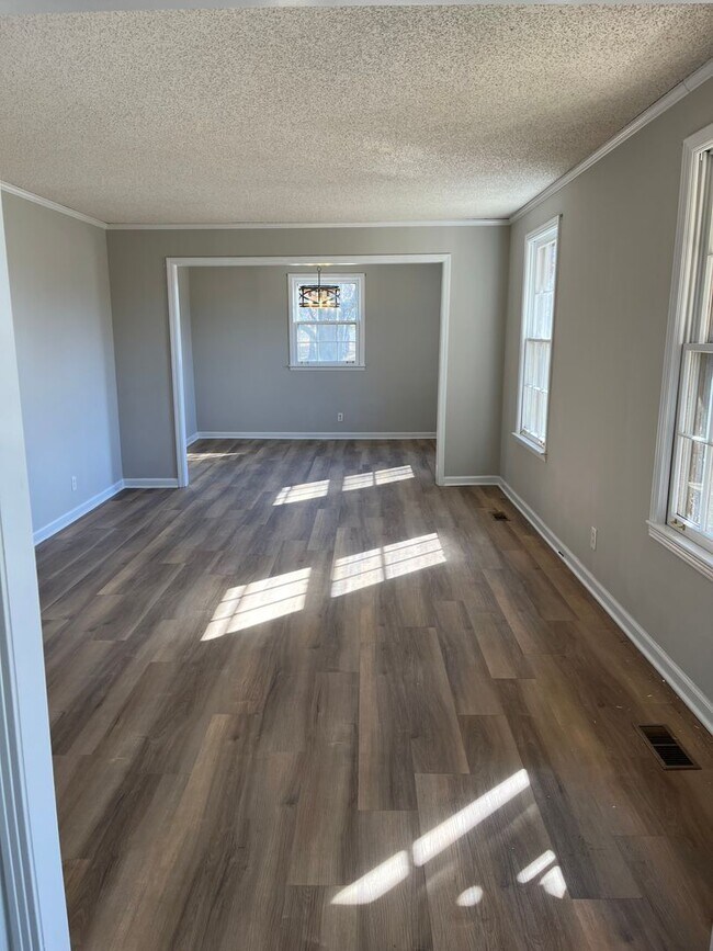 Charming 3BR/2BA Home: New Flooring, Spaci... - Charming 3BR/2BA Home: New Flooring, Spaci...