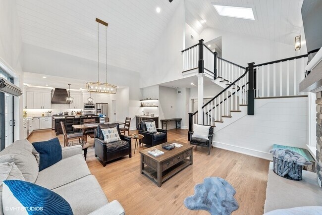 Building Photo - 607 E Davis St