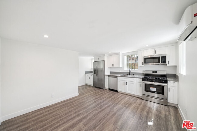 Building Photo - 1267 Vin Scully Ave