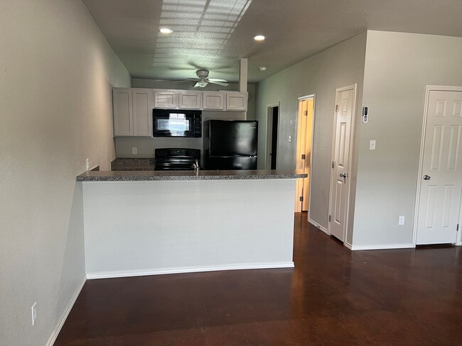 Building Photo - FOR LEASE - Nice 1 BR – 1 BA Unit With Sta...