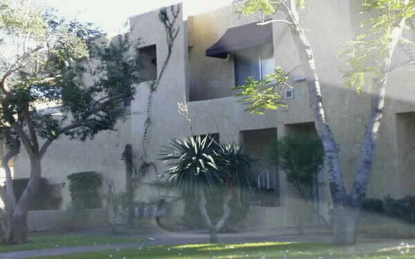 Building Photo - Casa De Caballeros