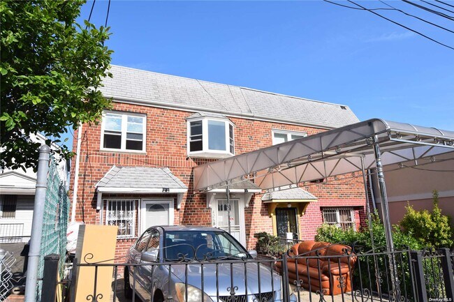 Foto del edificio - 42-65-65 65th Pl