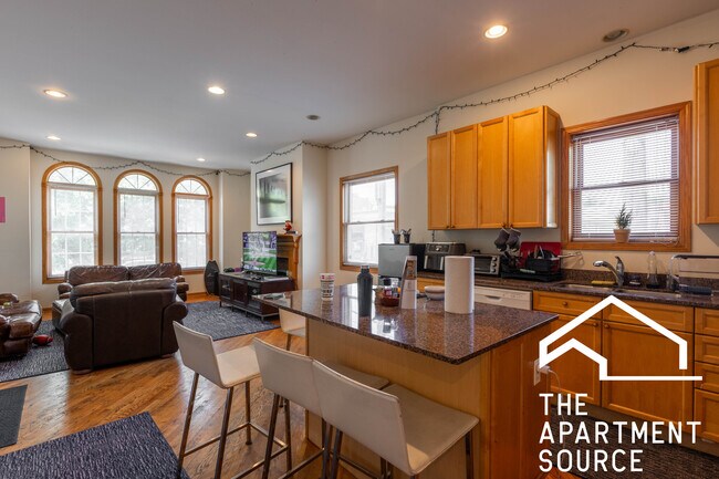 Foto del edificio - 2743 N Southport Ave