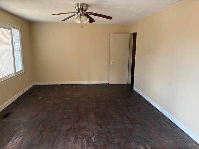 Foto del edificio - 5214 Palmetto Ln