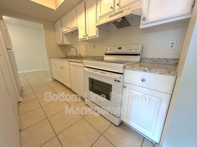 Building Photo - 6925 Stonington Ln