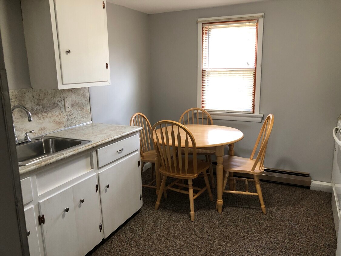 Eat-in kitchen - 320-2 Independence St SE