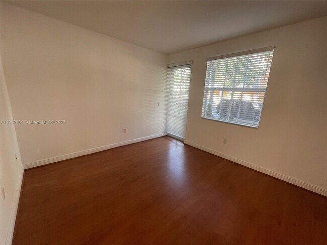 Building Photo - 400 Olssen Ave