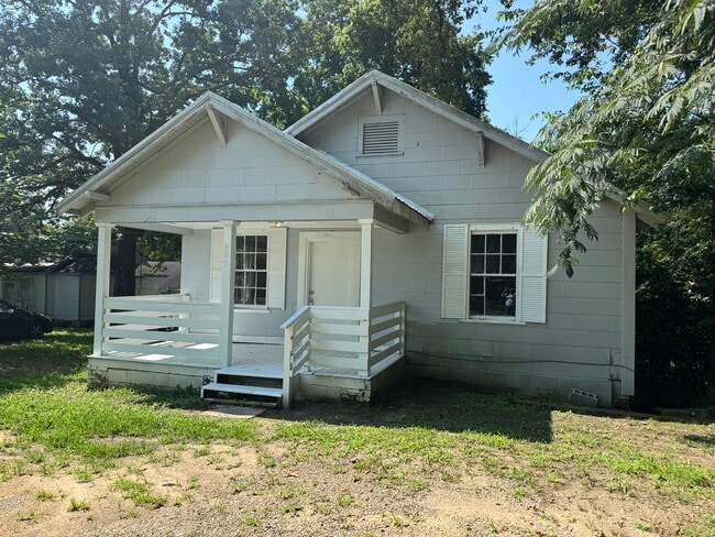 Building Photo - 1005 D St