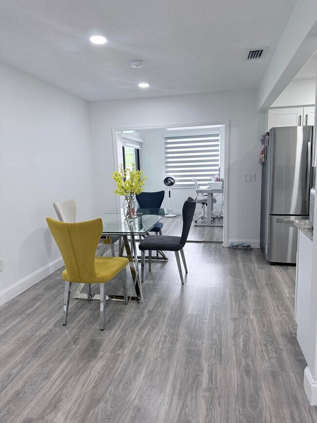 Building Photo - 302 SW Whitmore Dr