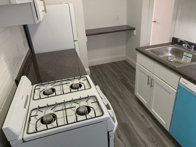 Building Photo - Avl NOW - NO FEE! Split-style 3BR apartmen...
