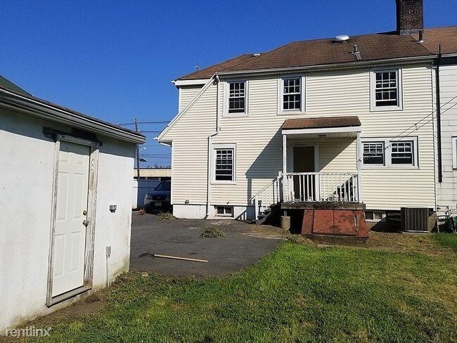 Building Photo - 3 br, 1 bath House - 227 Roosevelt Avenue