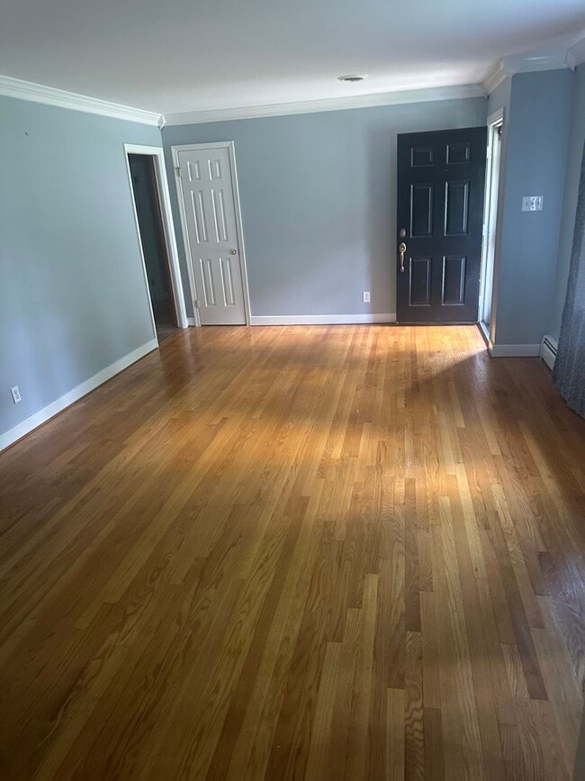 Building Photo - 3 Bed/3 Bath