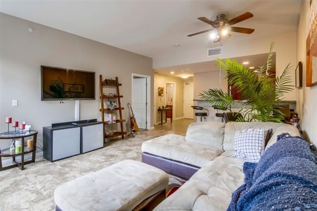 Building Photo - Large 1 Bedroom 1 Bath next to Petco Park