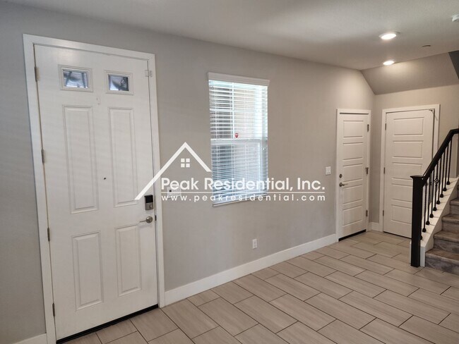 Building Photo - Beautiful 4bd/3.5ba Home with Attached Guest Suite!