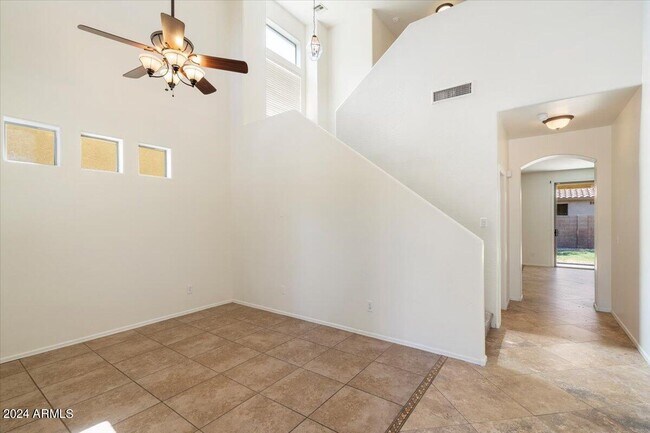 Building Photo - 3791 E Parkview Dr