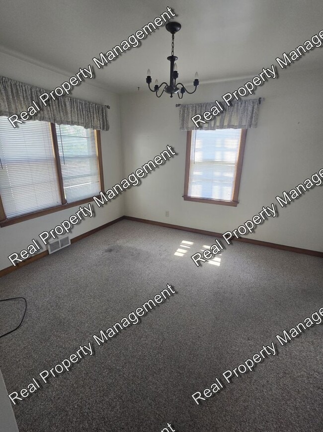 Building Photo - Spacious Three Bedroom