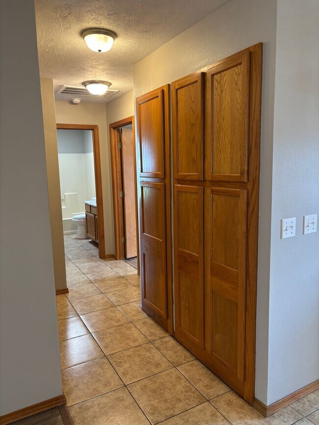 Foto del edificio - 2 Bed 2 Bath 2 Car Garage Duplex