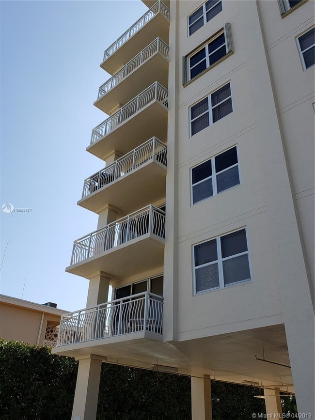 Building Photo - 10140 W Bay Harbor Dr