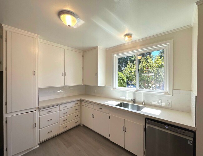 Building Photo - 140-142 Oakwood