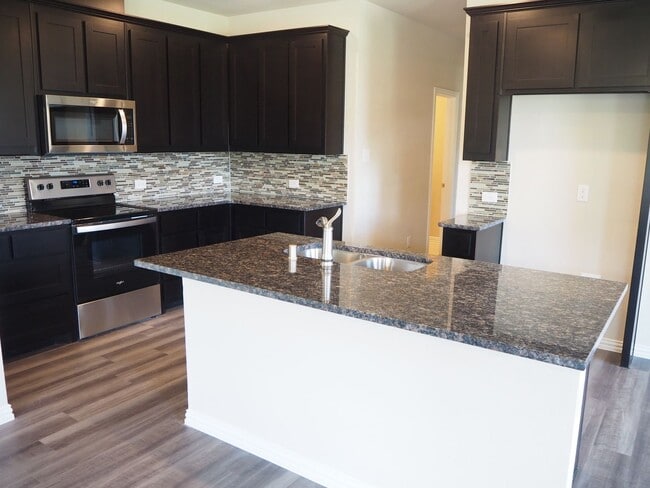 Building Photo - Like NEW 3 Bed - 3 Bath Townhome in Denton