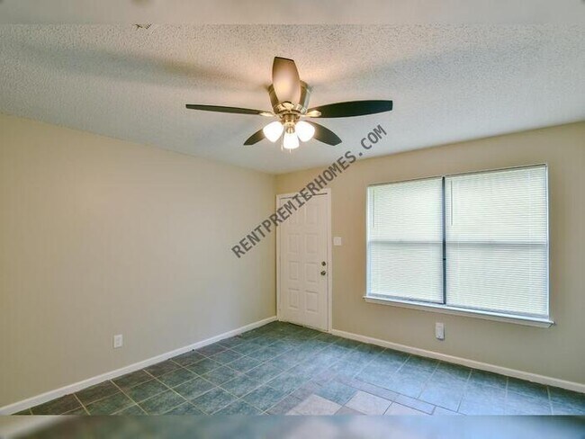 Foto del edificio - 705 Charlotte Cir