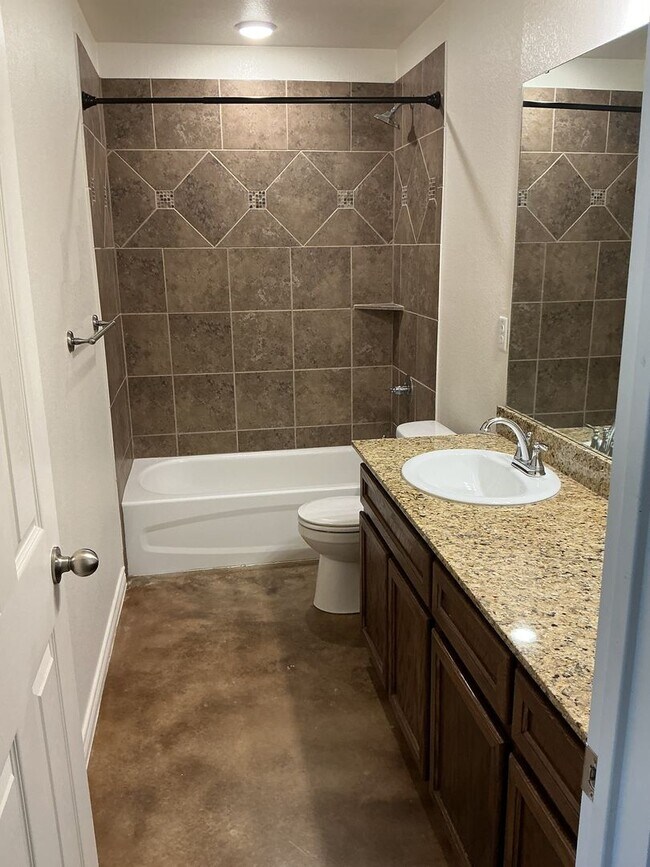 Building Photo - Charming 3 bedroom 2 bath duplex in desira...
