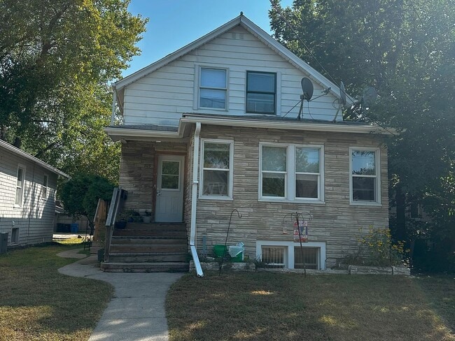 Building Photo - 909 University Dr N