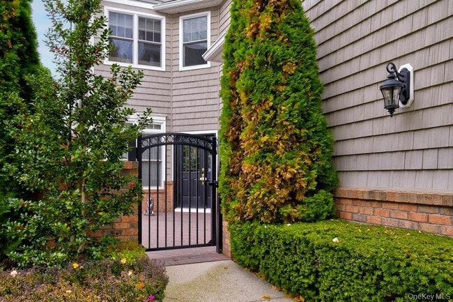 Building Photo - 702 Equestrian Way