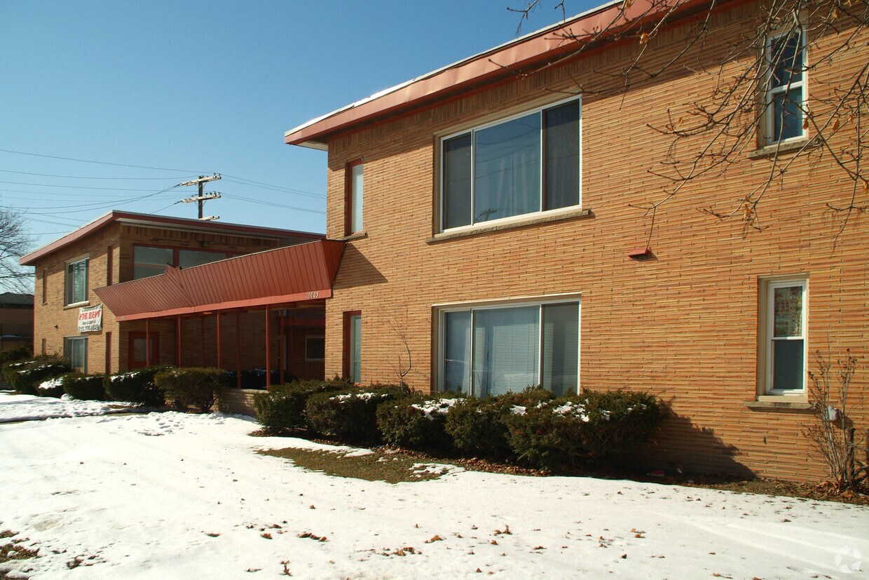Foto del edificio - 16701-16705 Greenfield Rd