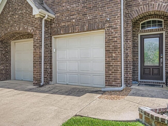 Building Photo - 2601 Sixpence Ln