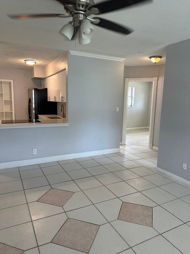 Building Photo - Large home with New kitchen