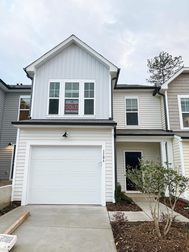 Foto principal - 1106 Crater Lake Way