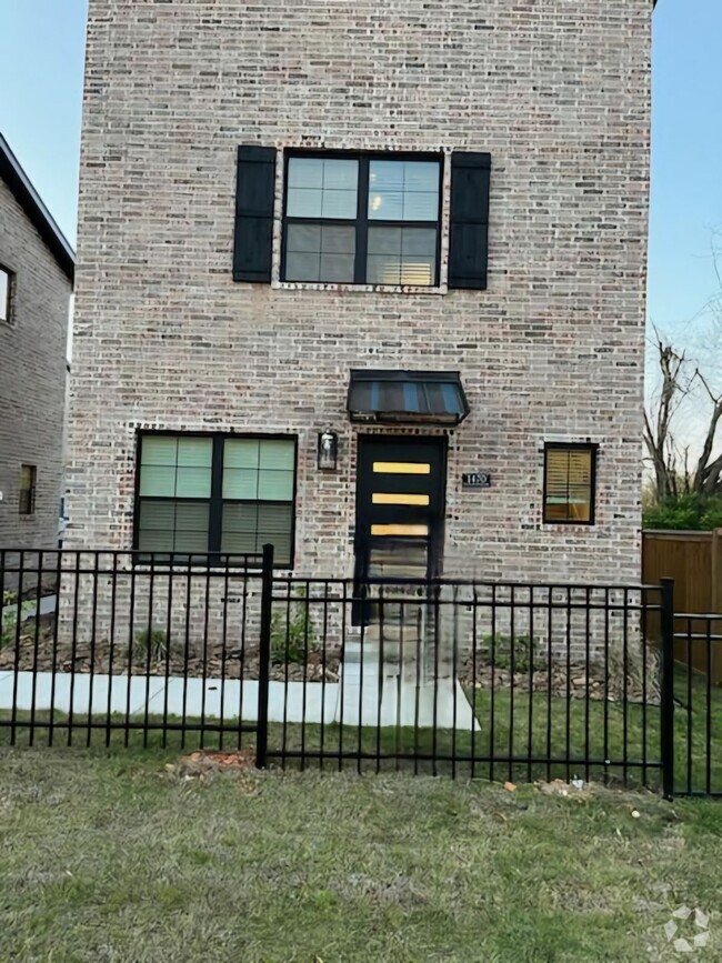 Detached townhouse - 1470 W Cato Springs Rd