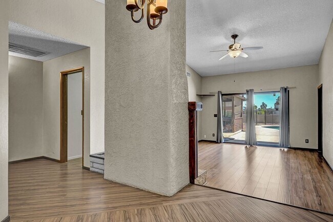 Foto del edificio - 5-bedroom, 4-bathroom single-story home