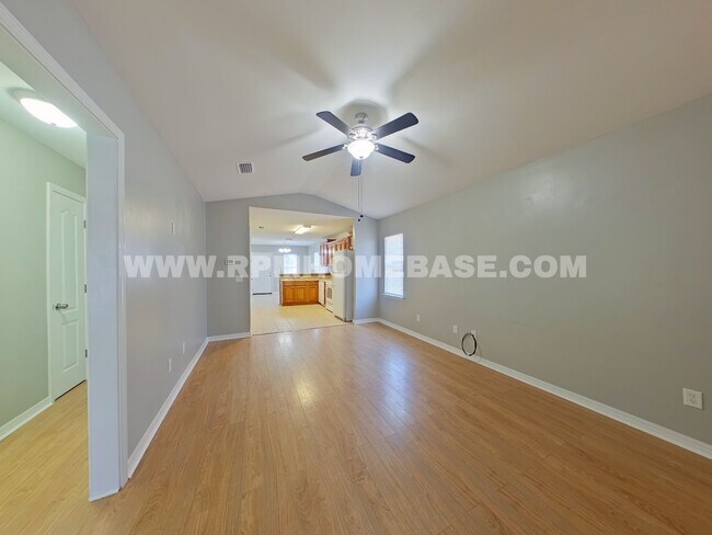 Foto del edificio - Move-In Special - Charming 3-Bedroom Home on a Corner Lot with Spacious Yard – Pet Friendly!