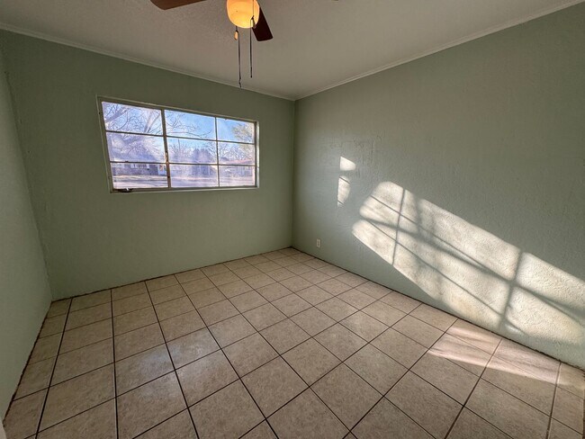 Building Photo - Fresh paint and floor!