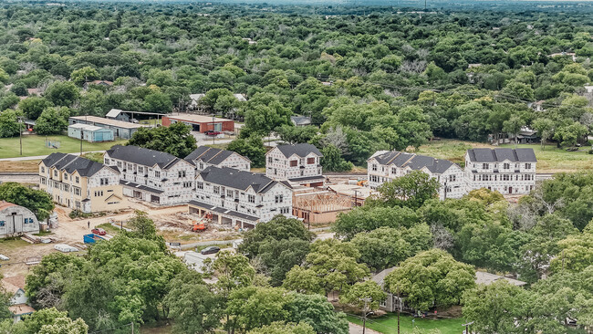 Foto del edificio - Purple Rail - Townhomes Priced by the Room