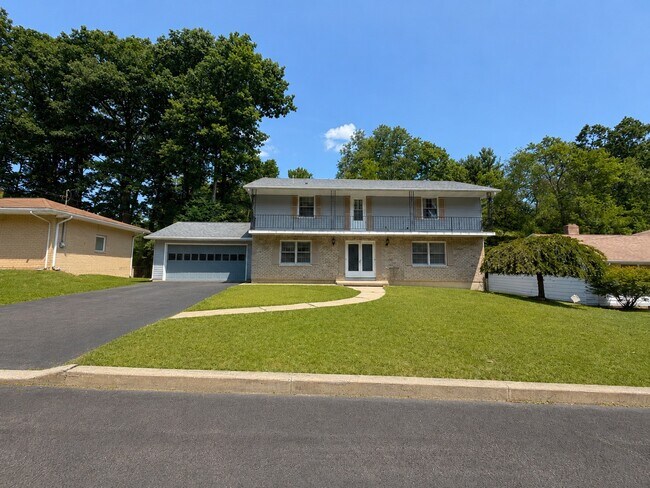 Foto del edificio - 240 Ridgefield Rd