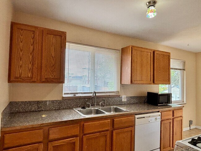 Foto del edificio - Spacious 4-Bedroom, 2-Bathroom Home with R...
