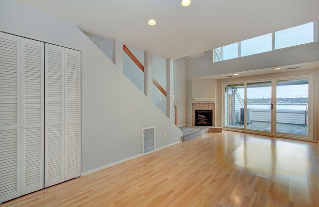 Foto del edificio - Bright Loft Condo with Stunning Columbia River Views