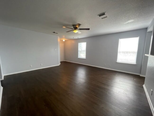 Foto del edificio - Coming soon Near SeaWorld- Featuring 3 Bedroom 2 Bath -No carpet