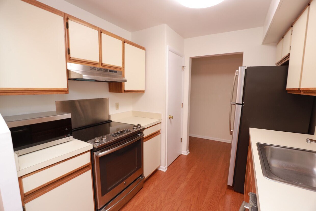 Primary Photo - Comfortable 2-Bedroom Apt in Desirable Tur...