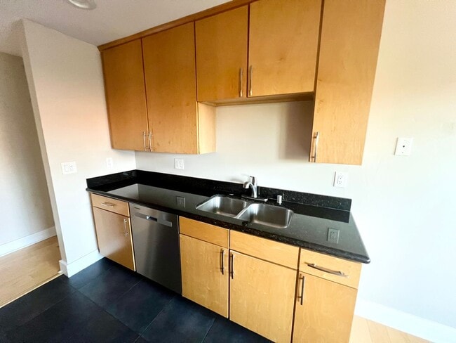 Building Photo - Modern 2BR/2BA Hillcrest Condo with Private Balcony & Amenities
